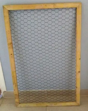 marco de madera para proteger ventana gatos